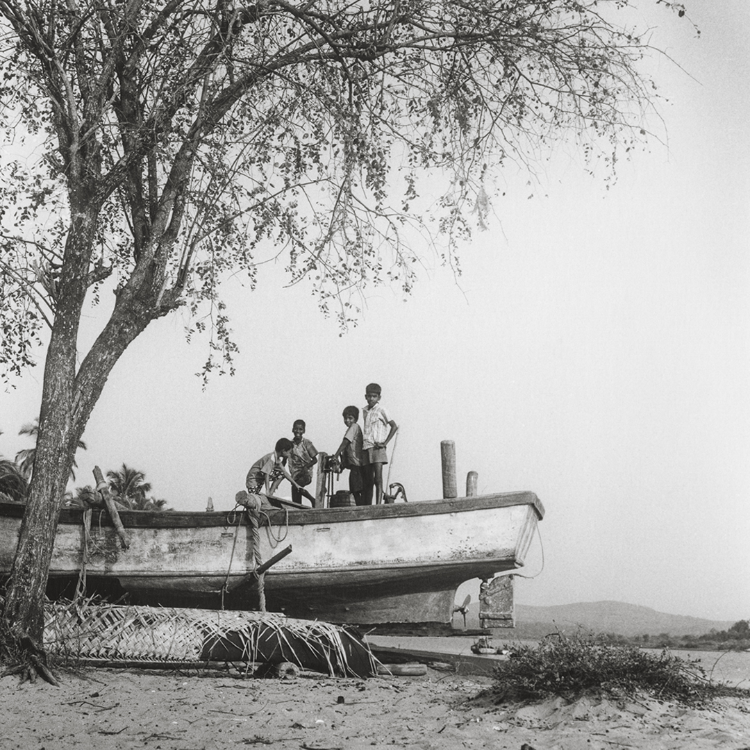 Children playing on a boat in #karnataka #India
📷#rolleiflex
🎞️#ilfordphoto FP4  

#filmisnotdead #analogphotography #filmphotography #argentique #ishootfilm #monochrome #blackandwhite #ilford #mediumformat #culture #fineart #白黒 #ShootOnFilm #GrainisGood #streetphotography