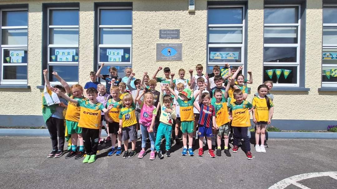 Scoil Mhuire Belcruit is making the most of Donegal Friday! Maith sibh!! @officialdonegal @DungloeGAA @cnambnaisiunta