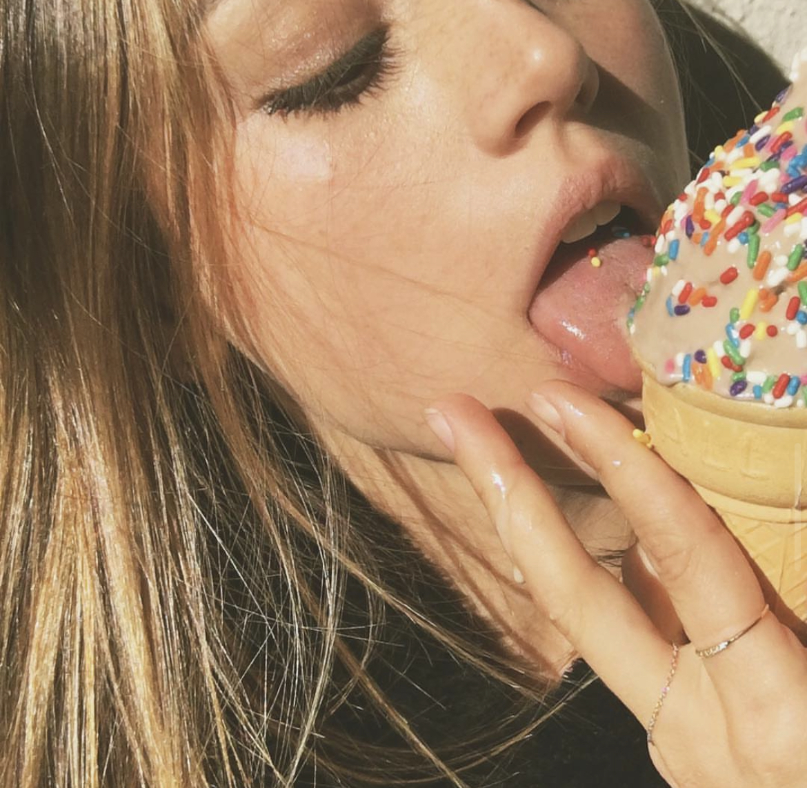 Solanadearmas's tweet photo. Hey folks, have y'all had dessert today? https://t.co/Om5j1zHyl8