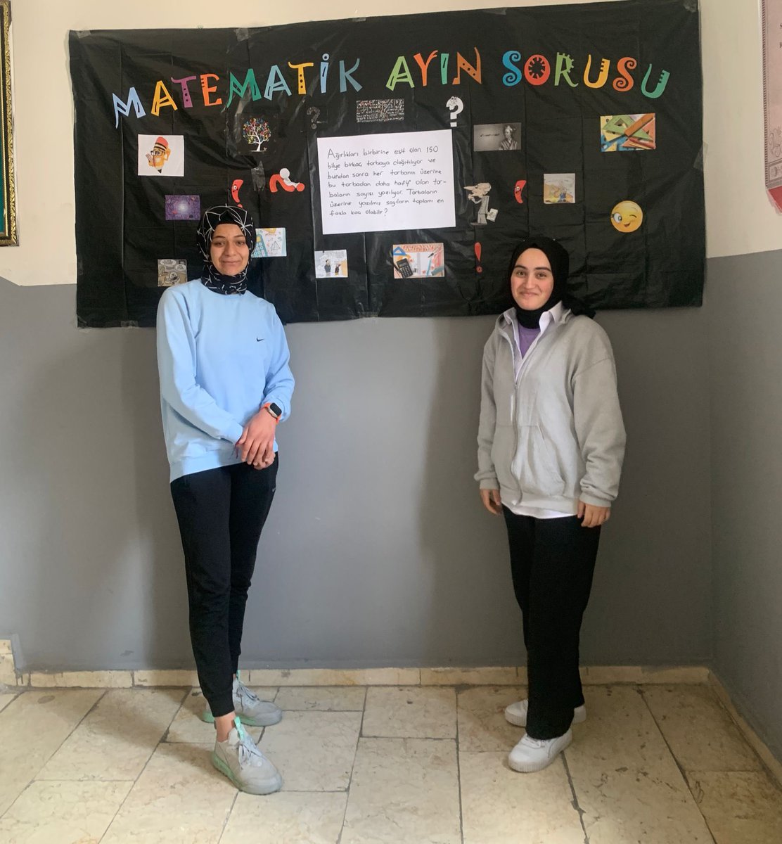 Okulumuz matematik öğretmenlerinden Gülşah KARSLI ile birlikte 12/A sınıfı öğrencileri “Matematik Ayın Sorusu “ panosunu düzenlediler .