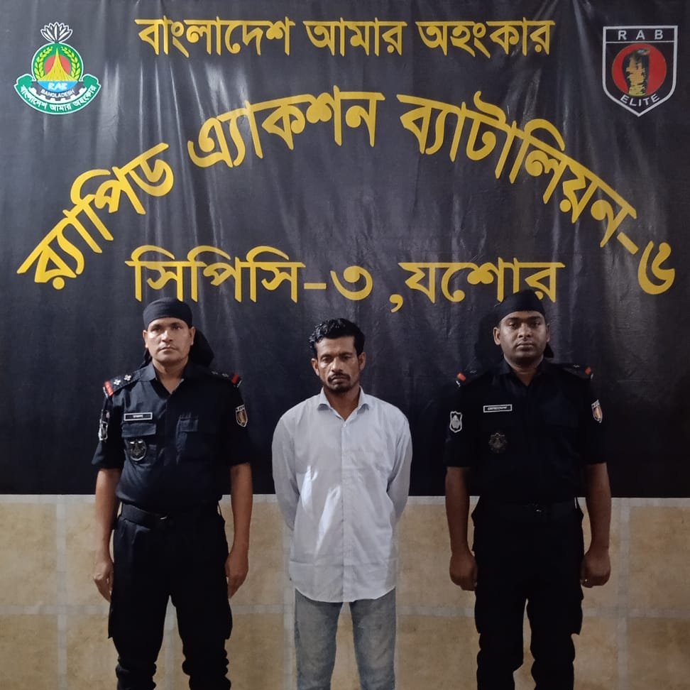 চাঁদপুরে অন্তঃসত্বা স্ত্রীকে আগুনে পুড়িয়ে হত্যা মামলার আসামী বেনাপোল গ্রেপ্তার