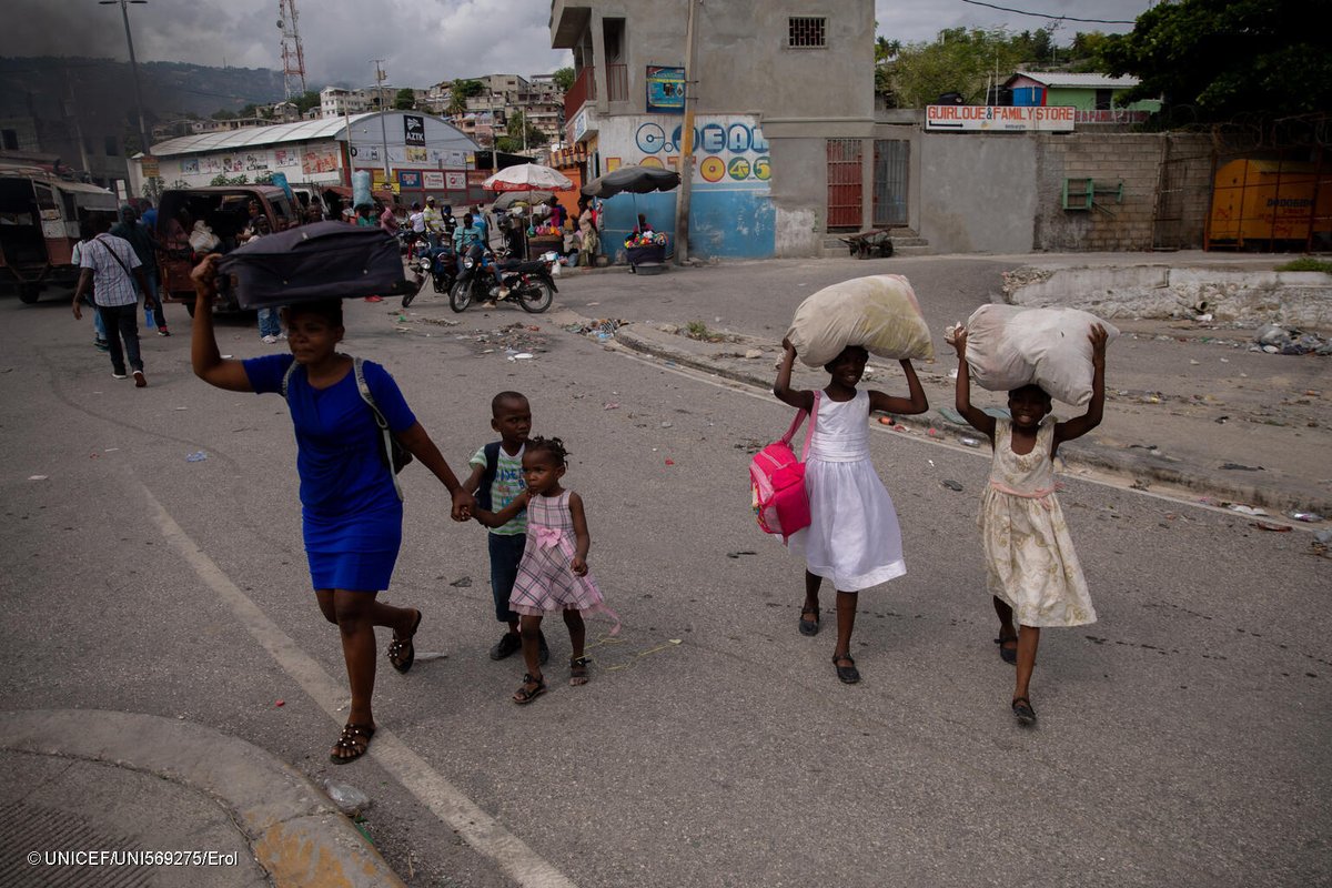 Haïti : la violence effroyable qui sévit au Port-au-Prince a déplacé des milliers de familles, laissant les enfants vulnérables aux épidémies. L'@UNICEF_FR est présente et a pu fournir de l'eau potable à 30.000 personnes. news.un.org/fr/story/2024/…