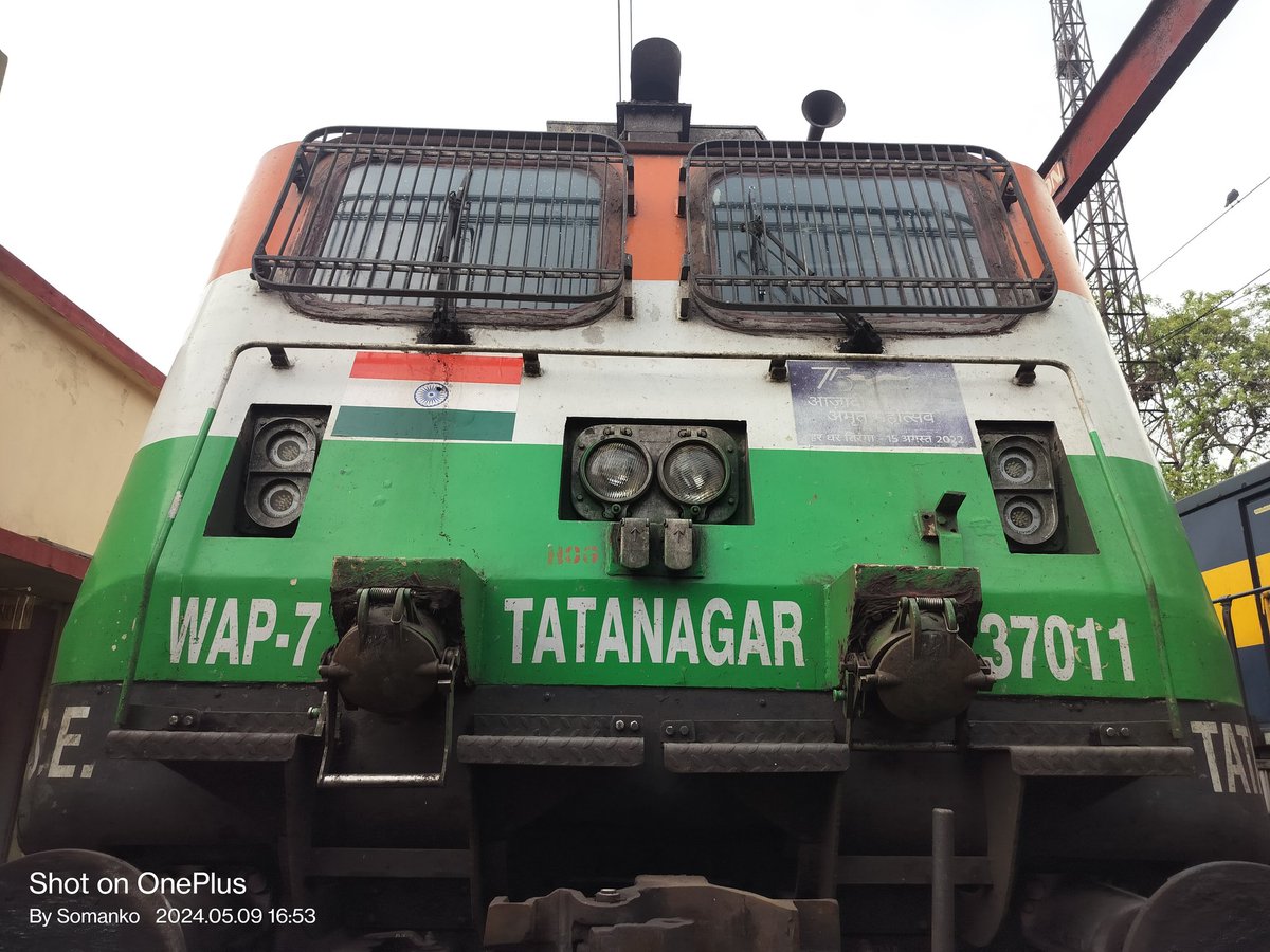 WAP 7 completes 24 Years of Glorious Service. In the picture the special Loco of Tatanagar ELS, WAP 7 37011, in Tri Colour Livery standing inside Santragachi ELS Area. Date :- 09/05/2024. . @RailMinIndia @serailwaykol @blwvaranasi @Ananth_IRAS #tricolour #wap7