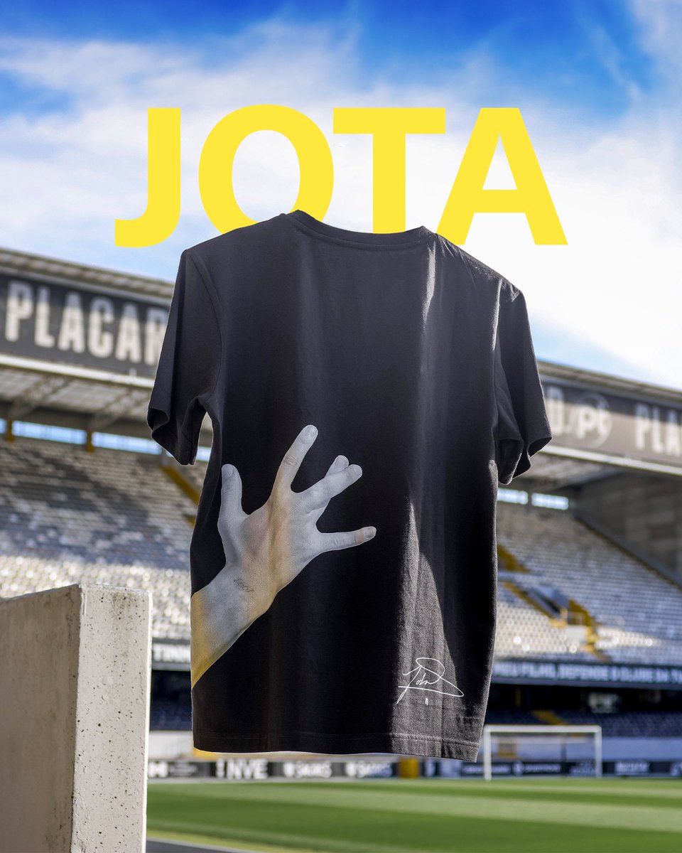 Uma celebração que se tornou um hábito! ✨ A edição especial da t-shirt do Jota Silva já está à venda nas lojas físicas da Vitória Store ou em bit.ly/Camisola-JotaS… 🛍️ Não percas esta oportunidade e aproveita o desconto de sócio de 10%! #PaixãoePropósito