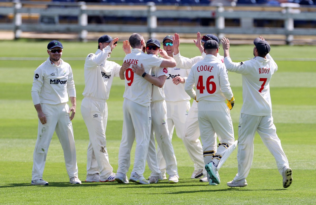 𝗧𝗘𝗔 🫖 @SussexCCC are 186/7 with Hudson-Prentice (38*) and Carson (14*) | Play to resume at 4:25 PM #OhGlammyGlammy | #GLAvSUS