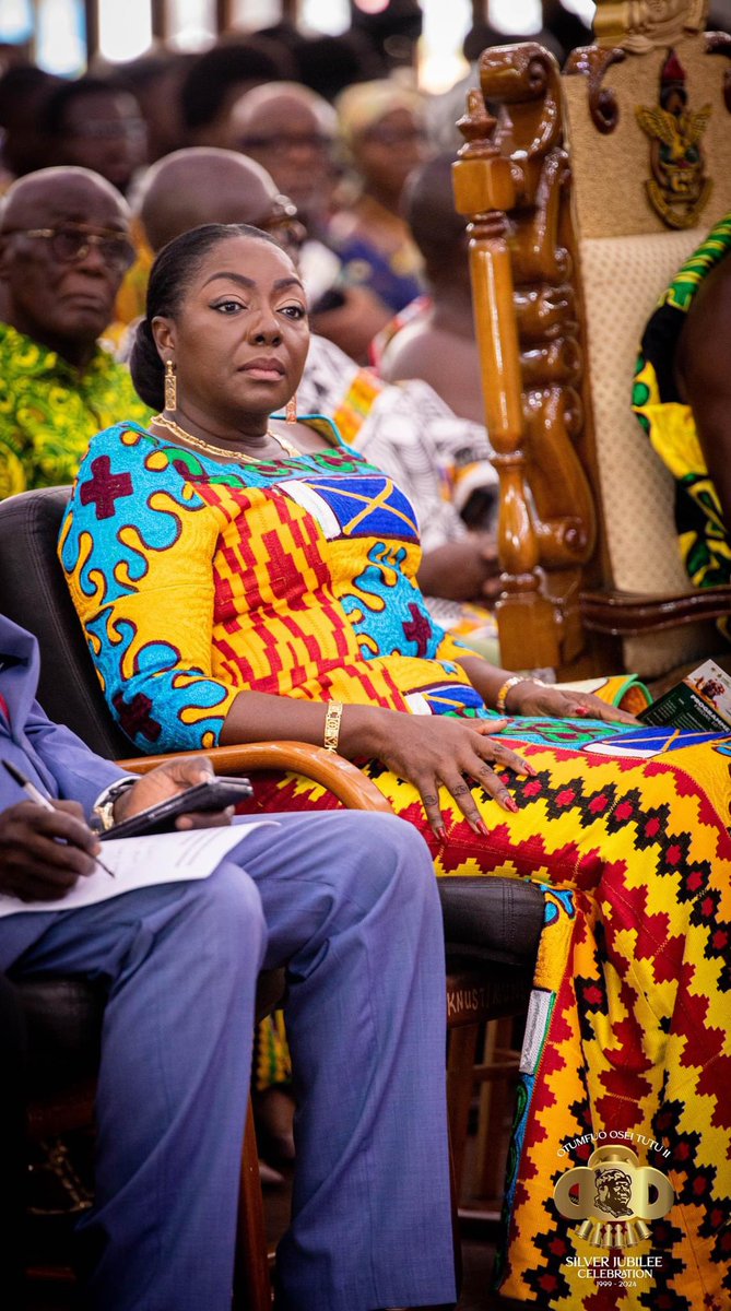 The only Lady we know! Oheneyere baakopɛ! Made for royalty 👑 Lady Julia Osei Tutu. Ohene akoma so adeɛ! Everything about her is elegant. Piawwwwwwwwwww!!!