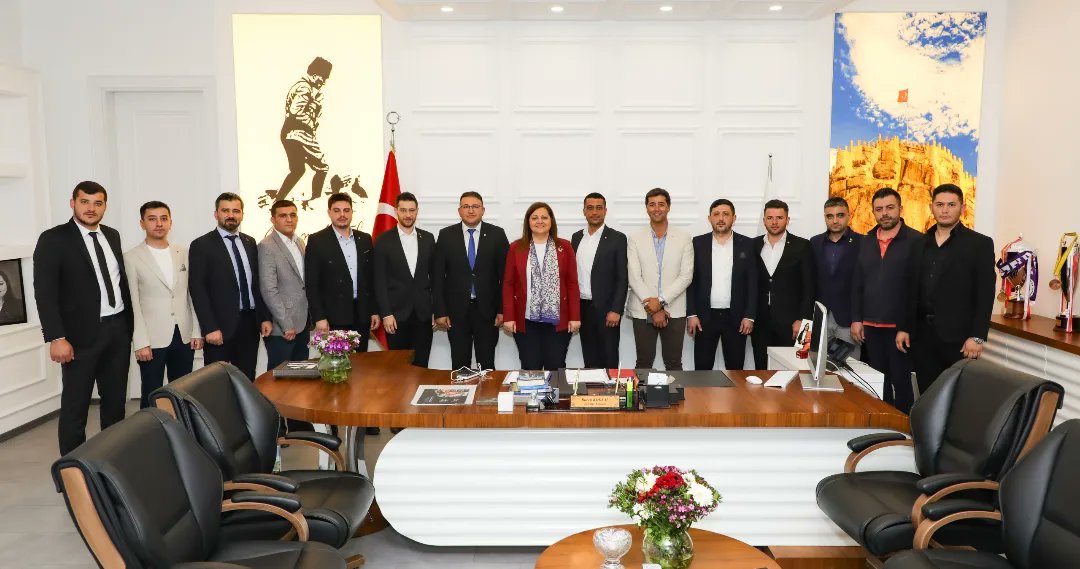 TOBBAFYONGGK's tweet photo. TOBB Afyonkarahisar Genç Girişimciler Kurulu İcra Komitesi Başkanı Mustafa Özkan ve Komite Üyeleri, Afyonkarahisar Belediye Başkanı Burcu Köksal’a hayırlı olsun ziyaretinde bulundu.@RHisarciklioglu @burcukoksal03 https://t.co/CFKWzYxjyh