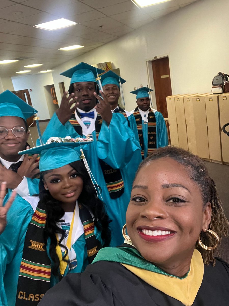 Celebrating milestones and empowering futures! 🎓 @DenishaMweather  snaps a photo with a few graduates of @thethriveway before delivering the Commencement Address this morning. Congratulations to the #Classof2024! 🎉

#BlackMindsMatter #Schoolchoice #Educationfreedom