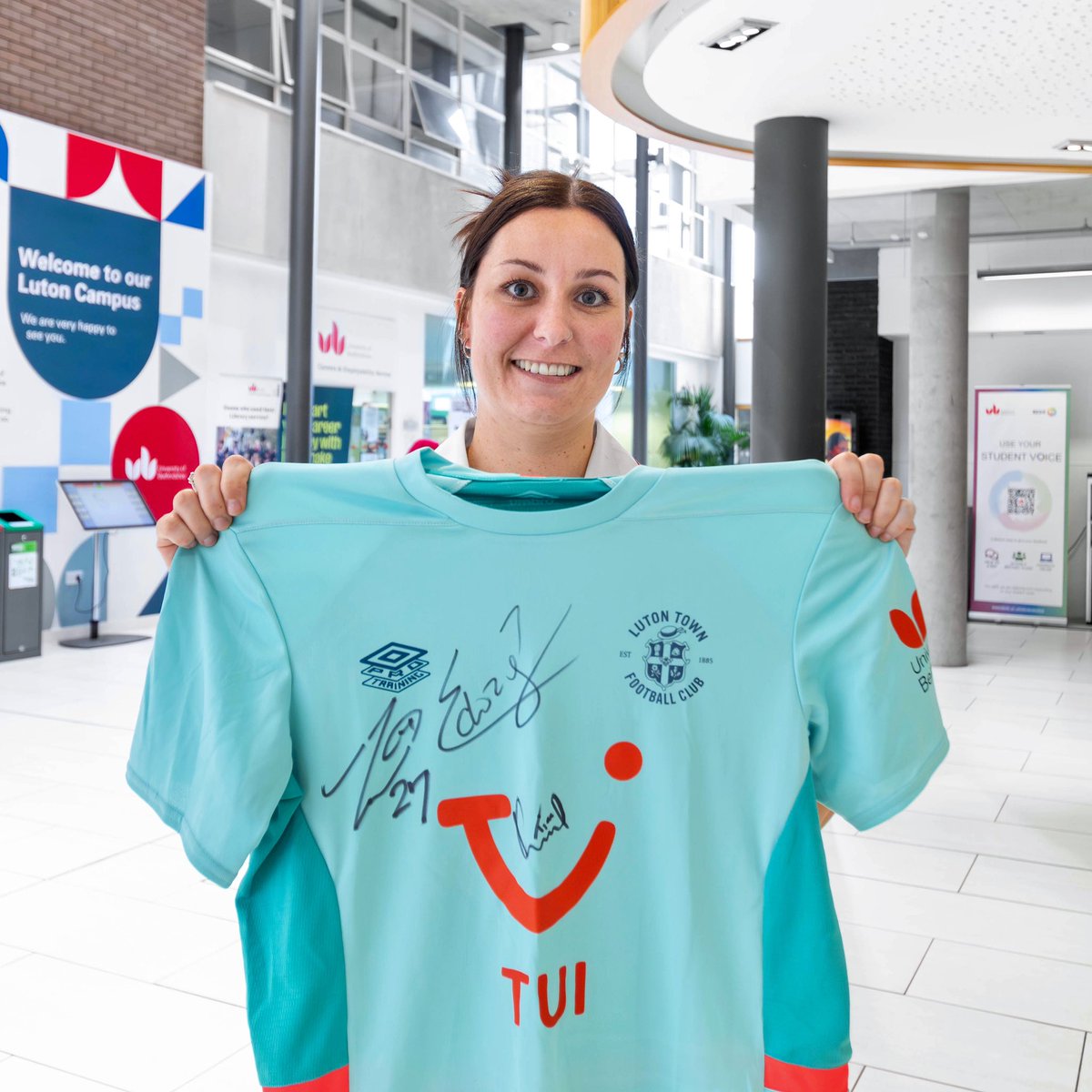 Congratulations to midwifery student Sophie who was the winner of our recent signed @LutonTown training shirt giveaway; Sophie said she’ll be surprising her son who’s a massive Hatters fan with it! 🙌⚽👕🧡 #UniofBeds #Luton #LutonTown