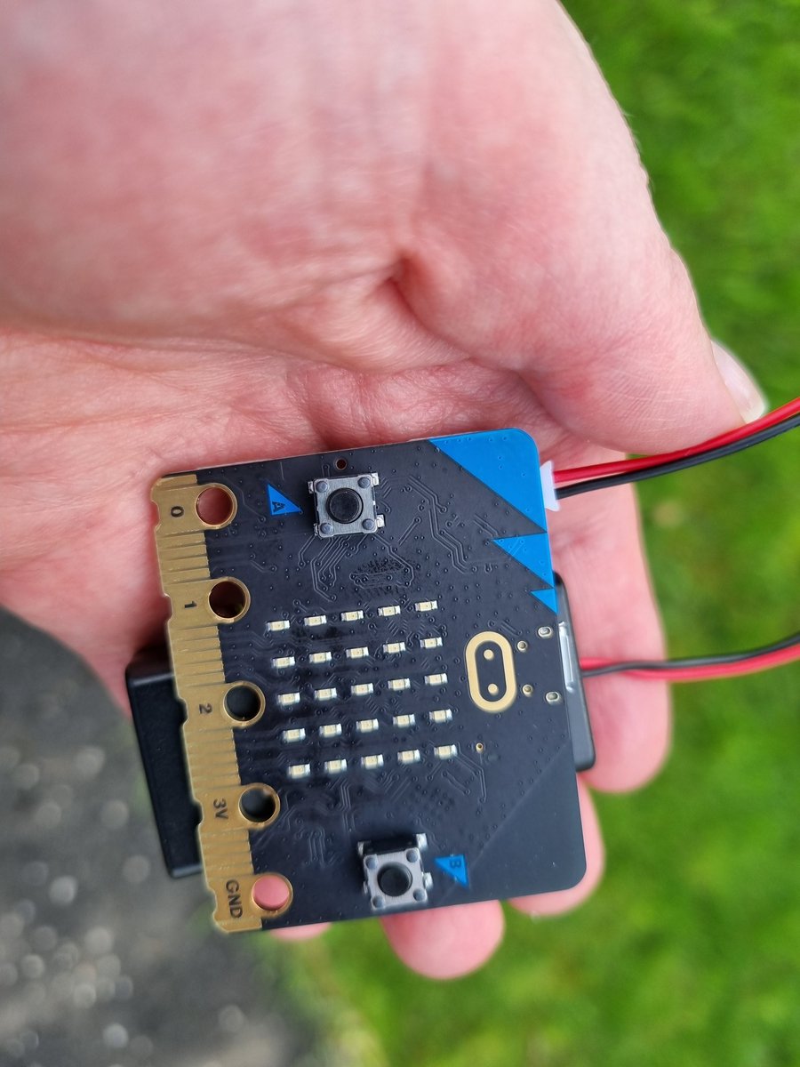 Mr McKay and 1.2 took our @microbit_edu outside this afternoon, checking the temperature inside vs. outside. We programmed the microbit to show a happy or sad face, and play tunes, depending on the temperature 🥵🌡 @StJOHS @CompSciScot
