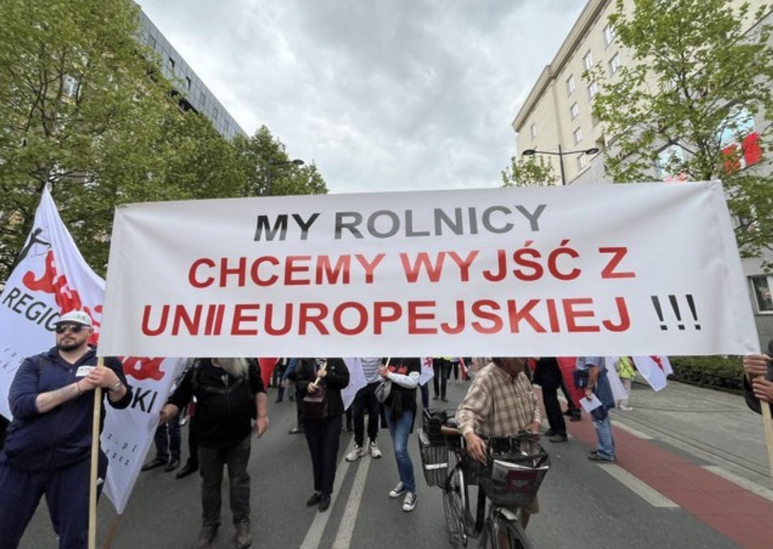 PiS już nie ukrywa swoich zamiarów. Bo chyba nikt nie wierzy, że to rolnicy chcą wyjść z Unii i systemu dopłat. Ten transparent z dzisiejszej manifestacji dobrze definiuje istotę wyborów.