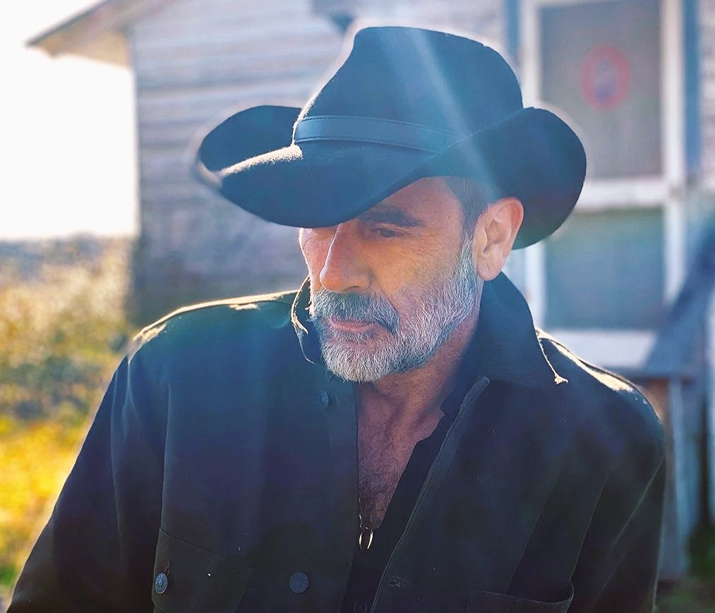 Verena_JDM's tweet photo. @FloatyRedHead23 I like the black in black style most. But well, it doesn't matter whether it's leather or cowboy. In black style he got me also as a cowboy...
The black style looks so elegant and maskulin. https://t.co/t5MY4pjcwS