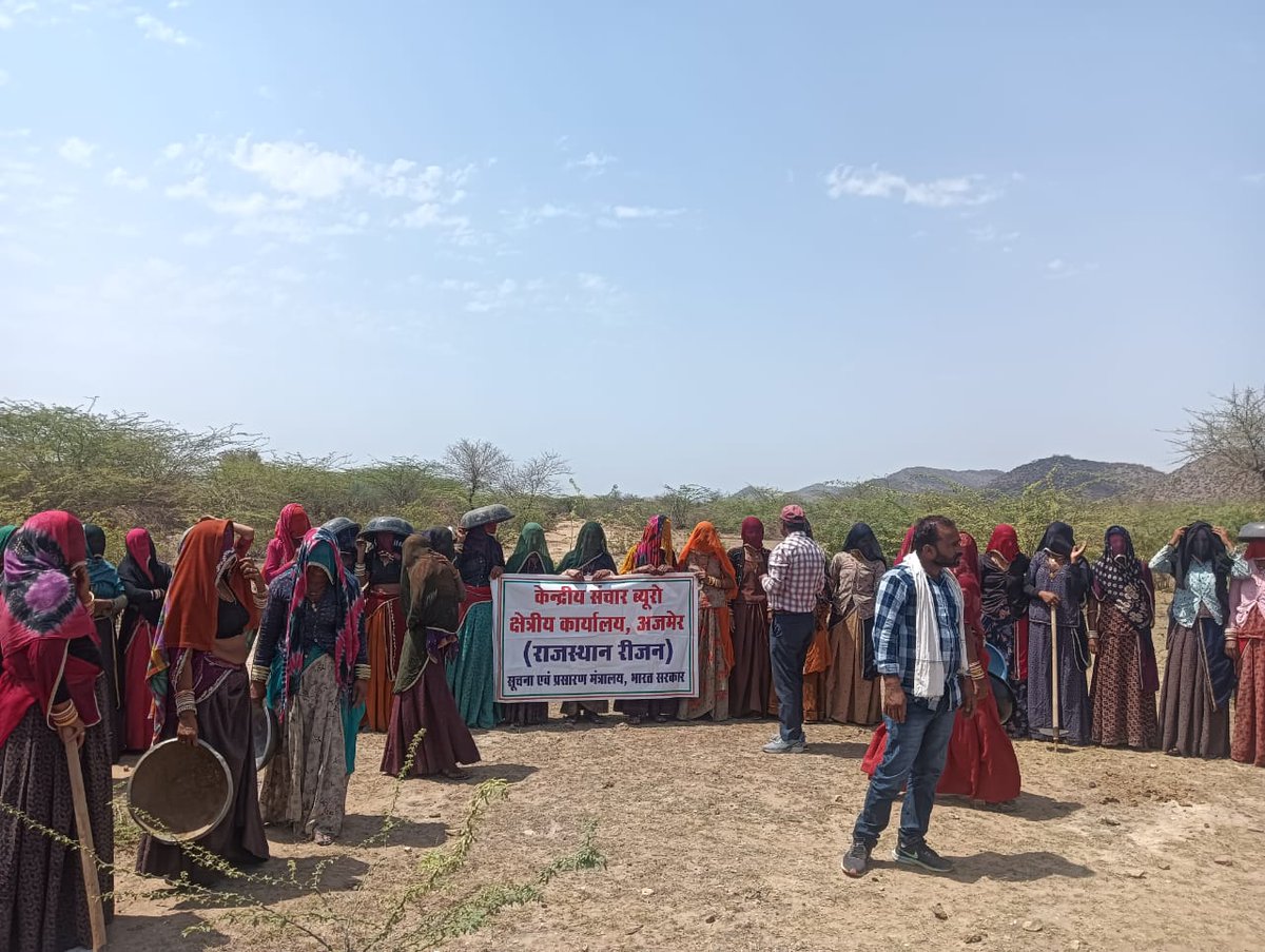 @CBCROJaipur के क्षेत्रीय कार्यालय अजमेर द्वारा आज ग्राम पंचायत अरडका में #बालविवाह को रोकने हेतु आम लोगों की सहभागिता विषय पर संगोष्ठी का आयोजन किया गया, जिसमें बाल विवाह के दुष्परिणामों की जानकारी दी गई साथ ही ग्रामीणों को ताप घात से बचने के उपायों की जानकारी भी दी गई।