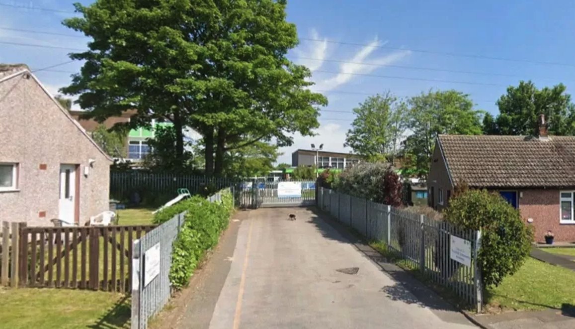 BREAKING School put in lockdown after 'threats made to pupils' as police block all exits mirror.co.uk/news/uk-news/b…