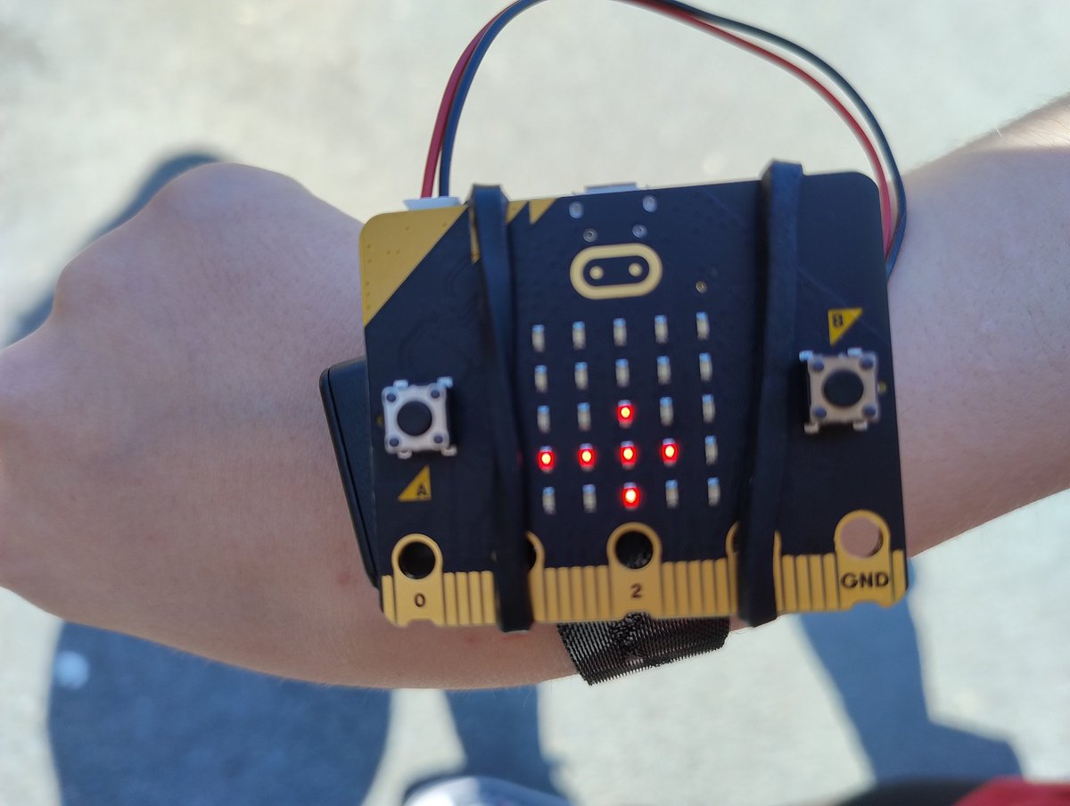 Blwyddyn 5 yn gwneud y mwyaf o'r tywydd braf wythnos yma! 
⌚ Codio microbit fel pedomedr
🚶‍♀️Pa mor bell ydyn ni'n cerdded mewn 60 eiliad?
🔢 Darganfod cymedr
🏃‍♀️Troi'n gystadleuol mewn gêm o rownderi! #wythnosbrysur #awyriach #datblygusgiliau