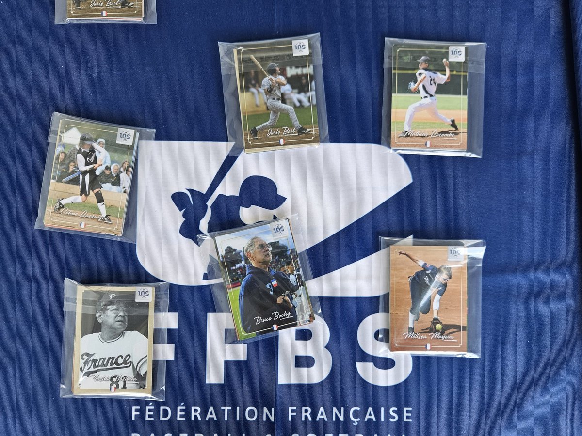 Au Challenge de France Baseball chez @rouenbaseball76 où on vend en avant première le set de cartes du centenaire de la @ffbs_baseball. Et le set rencontre son petit succès 👍⚾️🇨🇵