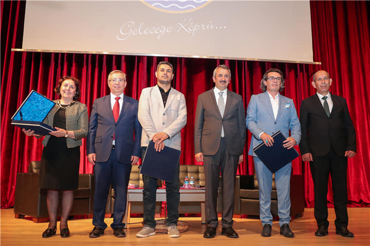 🌹Edirne’nin değerlerine ve kültürüne sahip çıkan Trakya Üniversitesi tarafından düzenlenen Edirne Gülü hasat etkinlikleri, Balkan Kongre Merkezinde düzenlenen açılış programı ve “Gül ve Gülcülük Paneli” ile başladı.

#trakyaüniversitesi #edirnegülü #panel