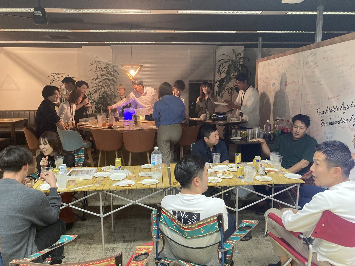 mmmm_181818's tweet photo. 弊社代表主催のスナックゾノに参戦🍹🍸✨
なんと、ごはんもお酒も代表に振る舞っていただけるんです🥹🥩！
初日から大盛り上がりのスナックでした🫶 https://t.co/ZjowpeHFPw