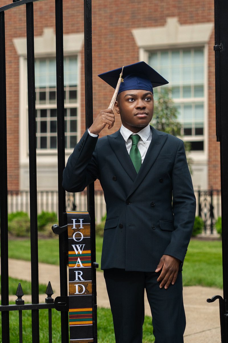 _0fficialchris's tweet photo. Graduating from the illustrious Howard University today 🍾 https://t.co/hDdcOi2afW
