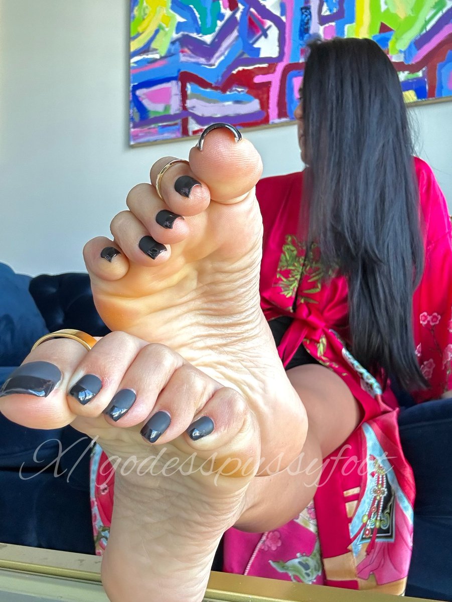 Good morning foot boys. Bow at my divine feet and send for my coffee ☕️