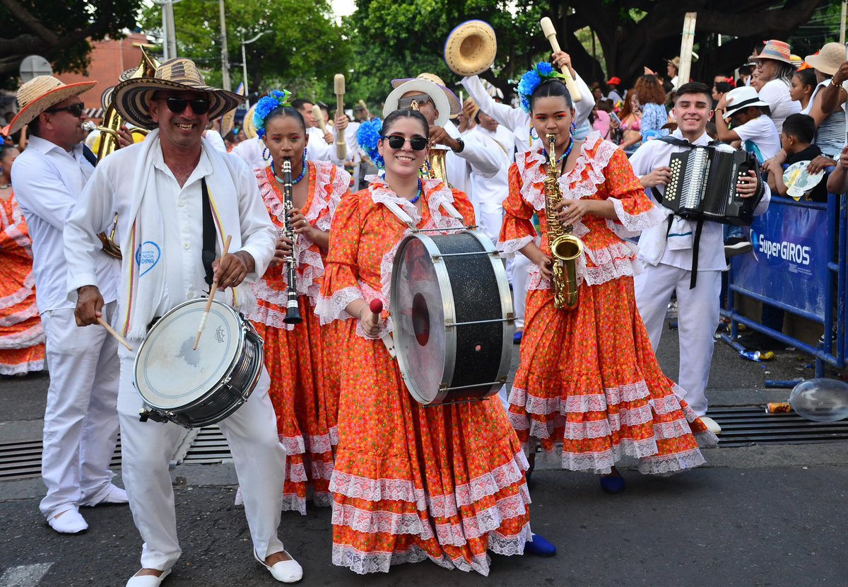 El Desfile de Piloneras es un encuentro donde personas de todas las edades bailan y disfrutan por las calles de Valledupar al ritmo de los versos del Pilón. En 1994 se adoptó el desfile como uno de sus concursos oficiales dentro de la programación del Festival. @mincultura