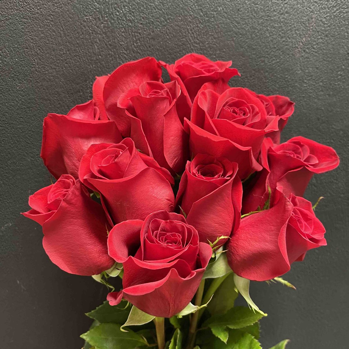 It’s Friday and that means date night. ❤️  Add romance with roses. 🌹
.
.
#steinflorist #steinyourflorist #flowers #florist #flowershop #floristry #shopsmall #shoplocal #smallbusiness #phillyflorist #philadelphiaflorist #NJflorist #roses #love #romance #redroses #datenight