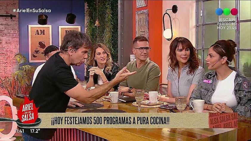 AnBella04662276's tweet photo. Todos mirando/la solo a ella😍
Romina es magnética 👸🏻
#ArielEnSuSalsa #500PROGRAMAS
#telefe https://t.co/Ph5zoLu2lh