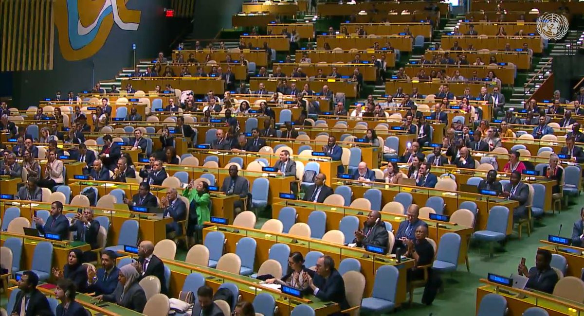 NOW: #UNGA adopts resolution enhancing #Palestine's rights and privileges at the United Nations with strong support. Resolution received 143 votes in favor, 9 against, 25 abstentions. @Palestine_UN retains observer state status but will receive almost all rights of a full member…