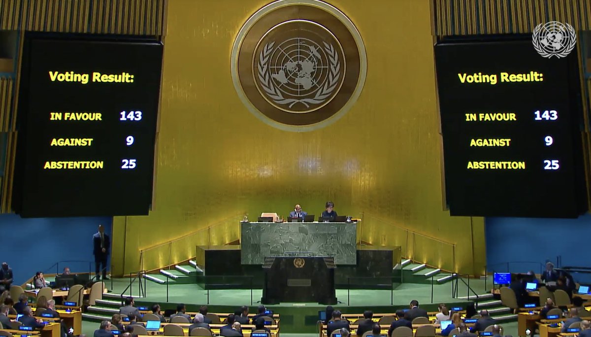 The General Assembly just passed a Resolution to upgrade Palestine's privileges at the United Nations. 143 member states voted in favor. A few quick facts about what this means. 👇🧵 (1/7)