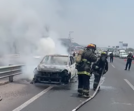 #AUTO| 🔥🚗 Servicios de emergencias se movilizaron, ayer por la tarde, a los carriles centrales de Paseo de la República, en donde se reportó que un vehículo se estaba incendiando. noticiasdequeretaro.com.mx/2024/05/10/aut… #NOTICIASDEQUERETARO