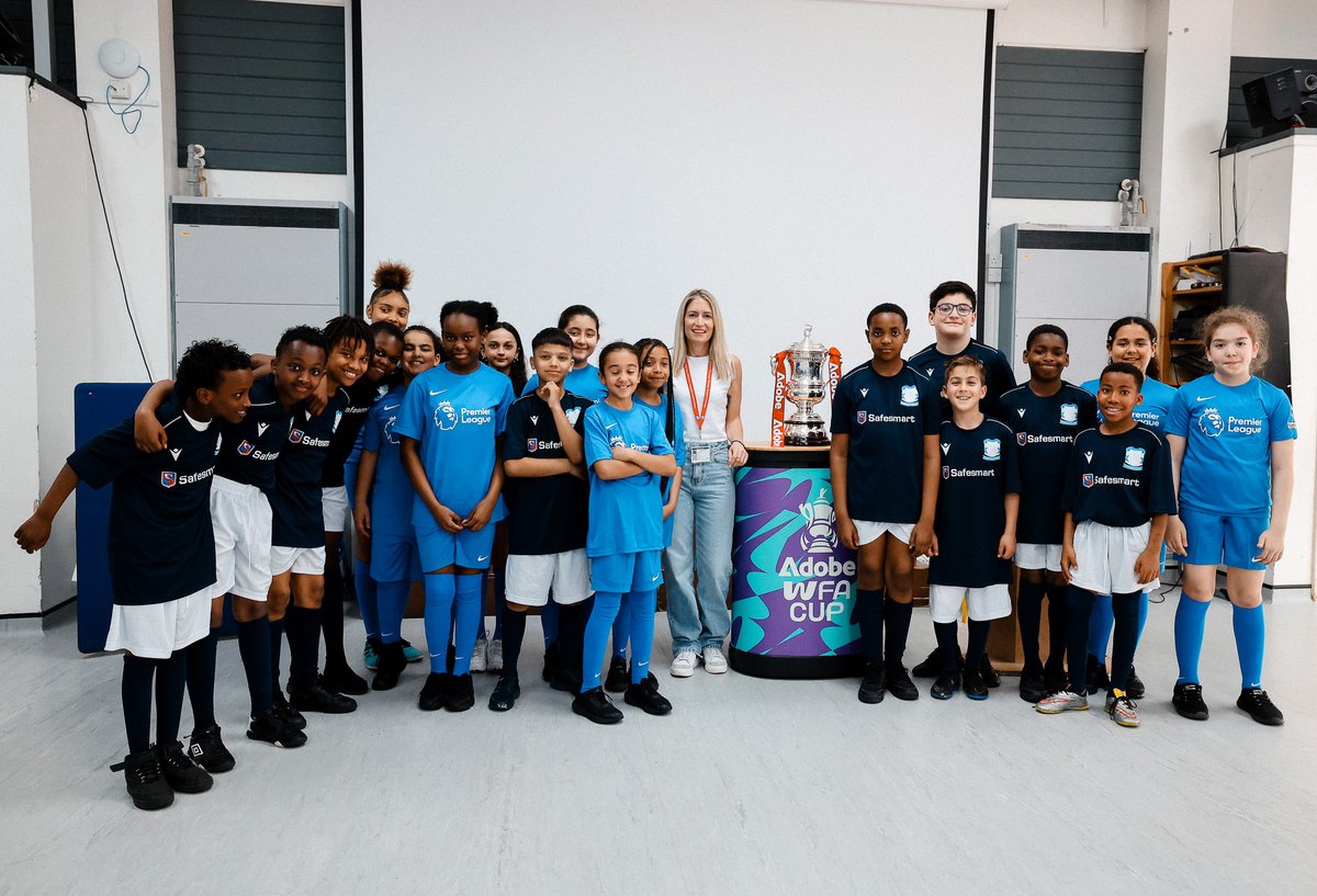 Ahead of Sunday’s @AdobeWFACup Final, former @SpursWomen captain @JennaSchillaci visited @LVPrimary with the trophy and took part in a Foundation-run football session with some of the students 🙌