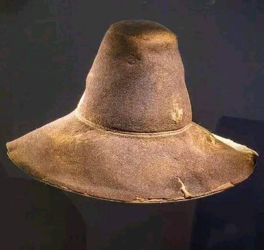 A 600 year-old medieval hat from Lappvattnet. The hat, which is made of felted sheep’s wool, was preserved in a bog. Now housed at the Västerbottens Museum in Sweden.

#drthehistories
