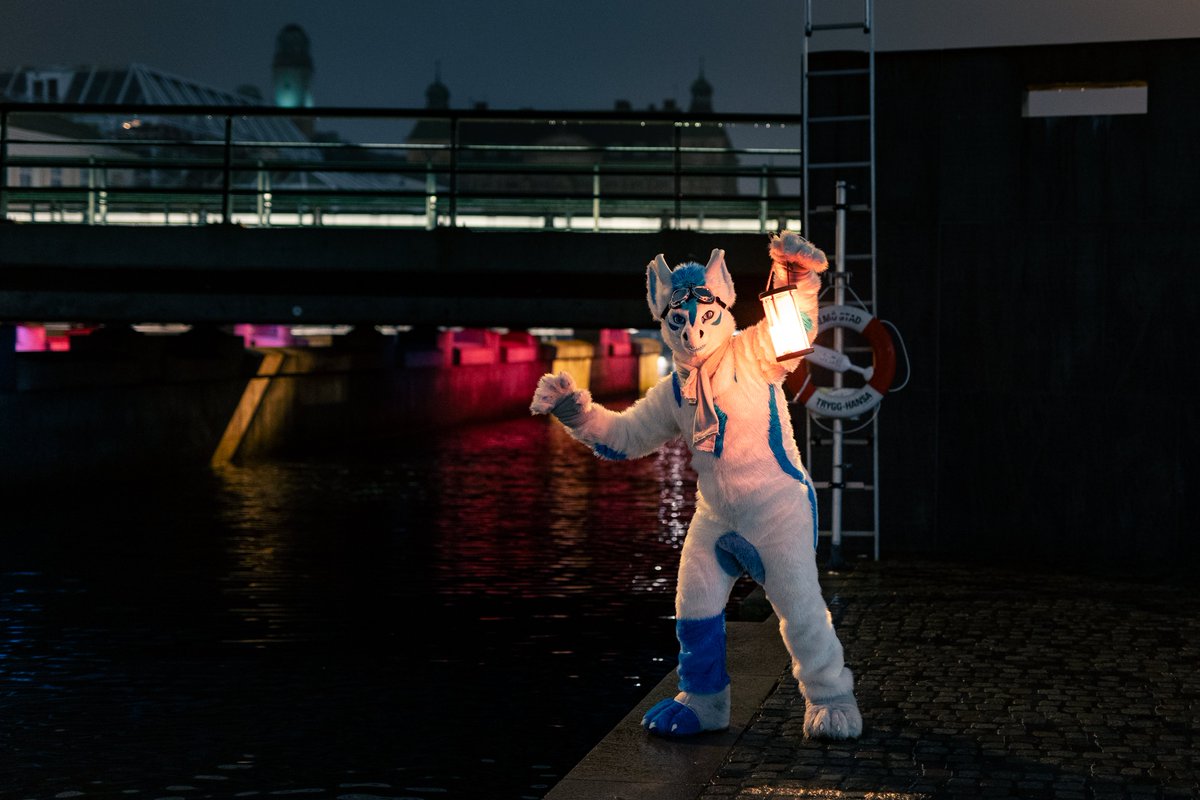 A dragon shows up to help you across the river. 'There is a bridge, use that' Wise words from the dragon. #FursuitFriday 📸@FurCPhoto 🧵@Komickrazi