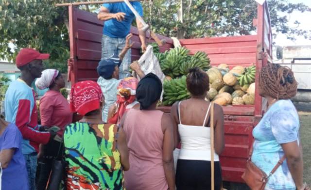 RadioCmks's tweet photo. #Guantanamo En saludo al Día de las Madres la tradicional feria agroindustrial q se realiza todos los domingos en esta ciudad de #Cuba tendrá lugar el sábado con variadas ofertas de productos y otras propuestas culturales. #GenteQueSuma #JuntosPodemosMás @RadioGtmo @RGtmoEnglish https://t.co/xTiPVUm6BK