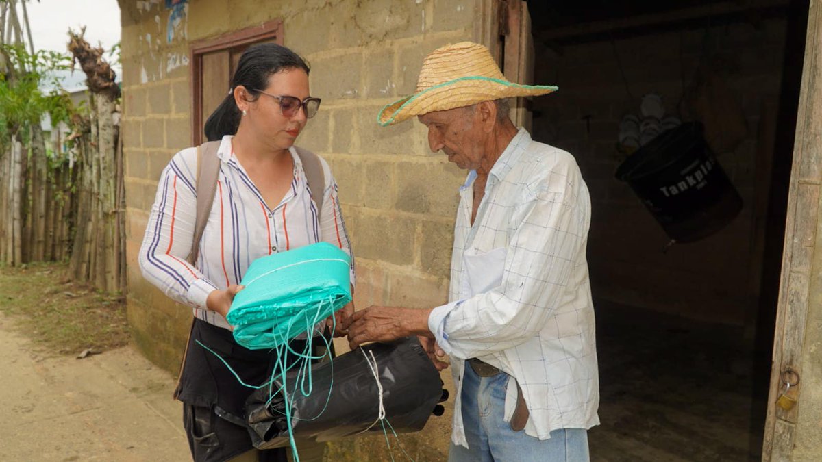 guaranda_suc's tweet photo. El alcalde Nolberto Beltrán brinda apoyo a comunidades afectadas por el chorro de los arrastres en Guaranda, utilizando recursos como plásticos, carpas y moto canoas para operaciones de evacuación. Su gesto demuestra solidaridad y valentía en medio de la crisis. #SOSGUARANDA https://t.co/mgflEapLOr