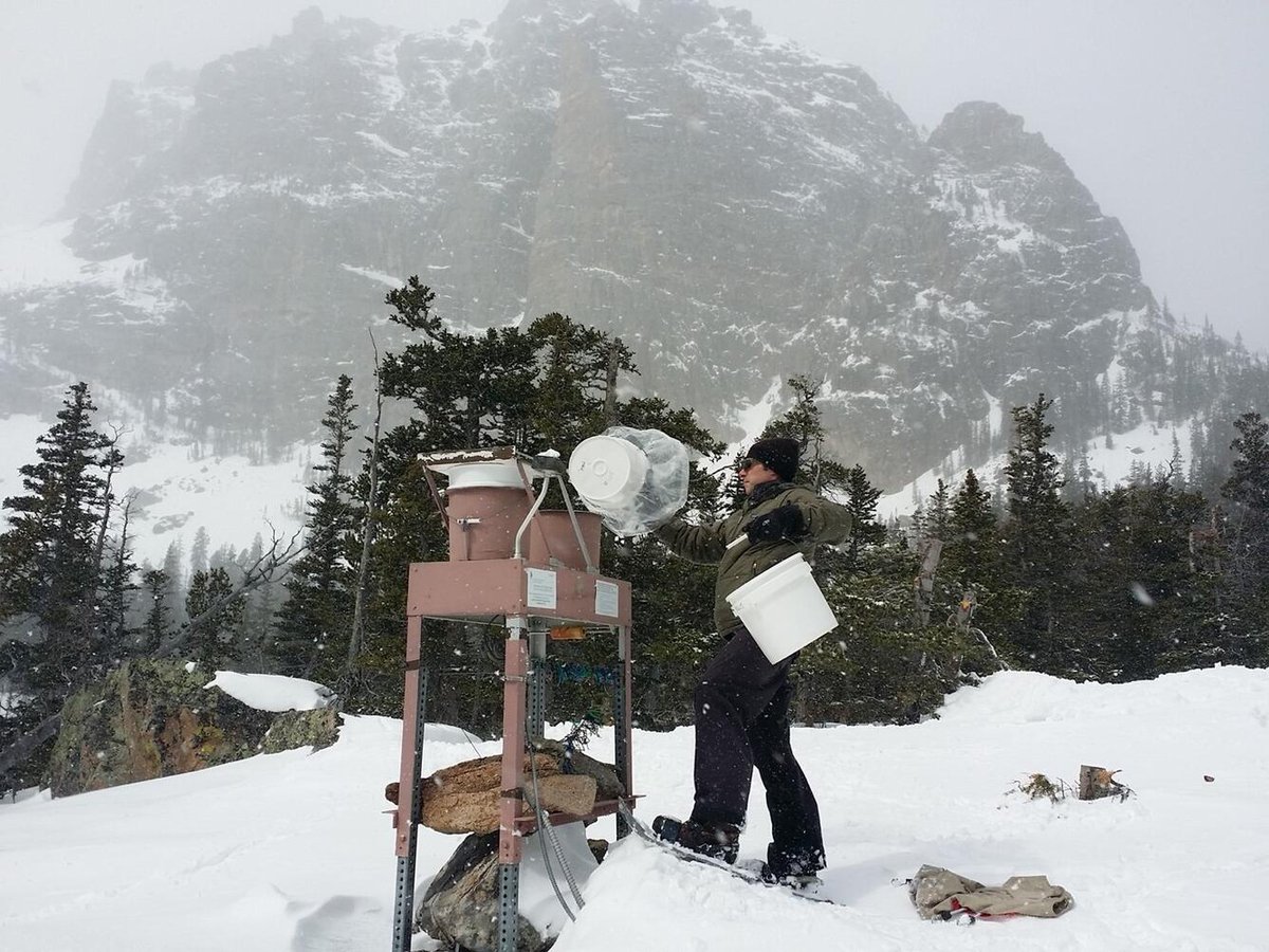 It’s #FieldPhotoFriday & #NationalAirQualityAwarenessWeek! 

A Loch Vale project manager swaps a precipitation collector @RockyNPS. Loch Vale is one of 250 sites in the National Atmospheric Deposition Program/National Trends Network (NADP/NTN). 

#AQAW2024