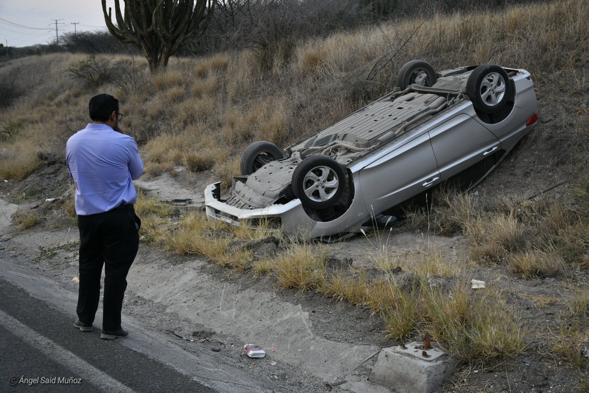 #AUTOMOVILISTA | ⚠️🚗 Paramédicos le brindaron atención prehospitalaria a una automovilista, luego de que se saliera de carriles del anillo vial Fray Junípero Serra, a la altura del centro comercial Up Town Juriquilla noticiasdequeretaro.com.mx/2024/05/10/aut… #NOTICIASDEQUERETARO