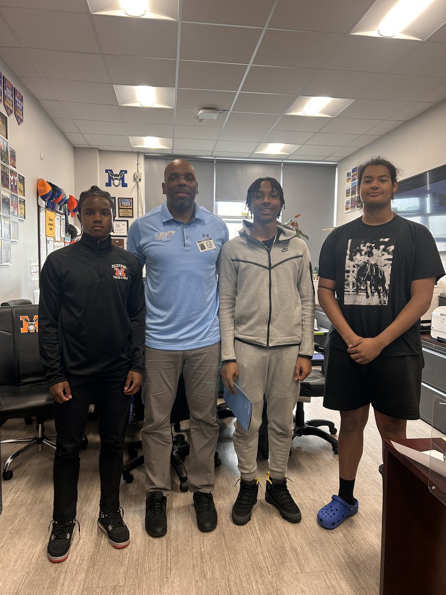 @LIUSharksFB and Coach Roy visited @MalverneHS to speak with our student athletes. #gomules @MalverneUFSD