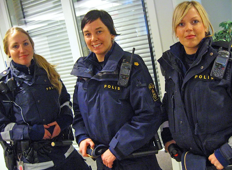 Suède : Une trentaine de policières corrompues sexuellement par des gangs leur ont fourni des informations ultra-sensibles sur des enquêtes en cours et des rivaux conduisant au meurtre d'au moins quatre personnes fdesouche.com/2024/05/10/sue…