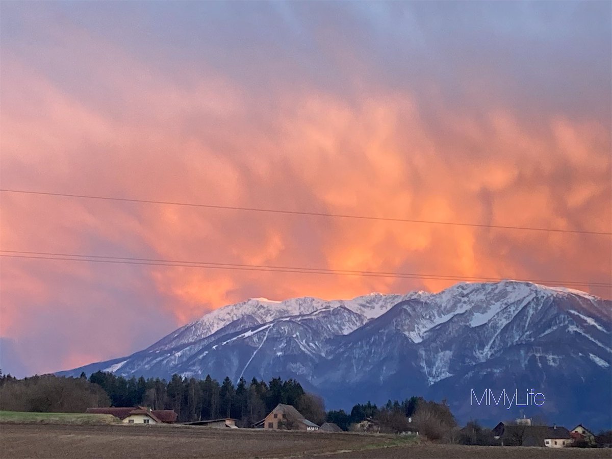 Breathtaking magical wonderful…🌄 #NaturePhotography #Austria 🇦🇹 #MountainLover #Petzen 🏔️ @StormHour @ThePhotoHour ☁️ #FridayMagic #FridayVibes 🪄✨ #FridayFeeling 💗🧡💙
