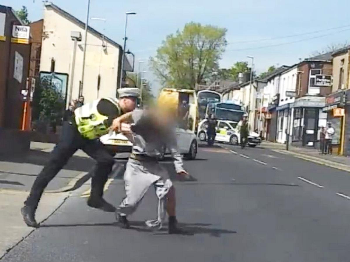 Watch: Police officer takes down suspected thief as he tries to flee from ambulance bristolworld.com/watch-this/pol…