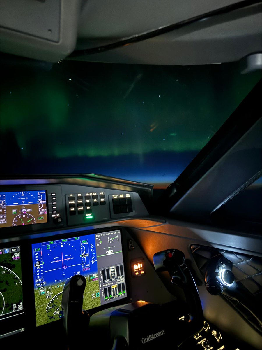 Un vuelo desde #Canada a #Tokio ya entrega señales a Formacion de aurora boreal. Aún falta el máximo..