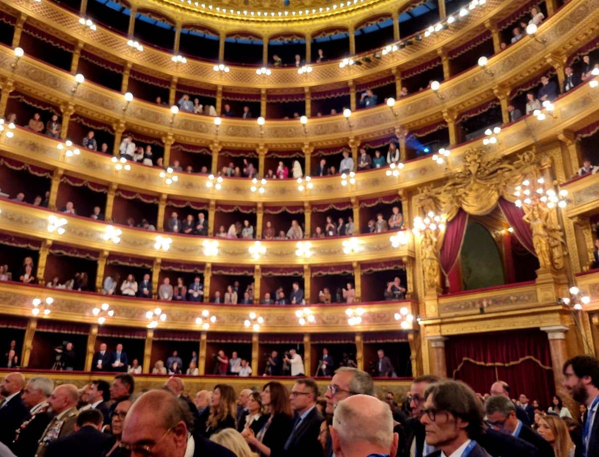 Lungo e forte applauso accoglie il presidente della Repubblica Sergio Mattarella al 36esimo congresso dell'@ANMagistrati iniziato oggi a Palermo