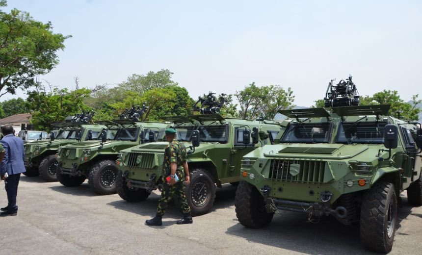 Pendant ce temps, l’armée nigériane a acheté et pris possession de 20 nouveaux véhicules de combat légers blindés, fabriqués par une entreprise locale. Ces véhicules, inspirés de modèles chinois, ont été dotés d’armements et des systèmes de communication améliorés, capables de