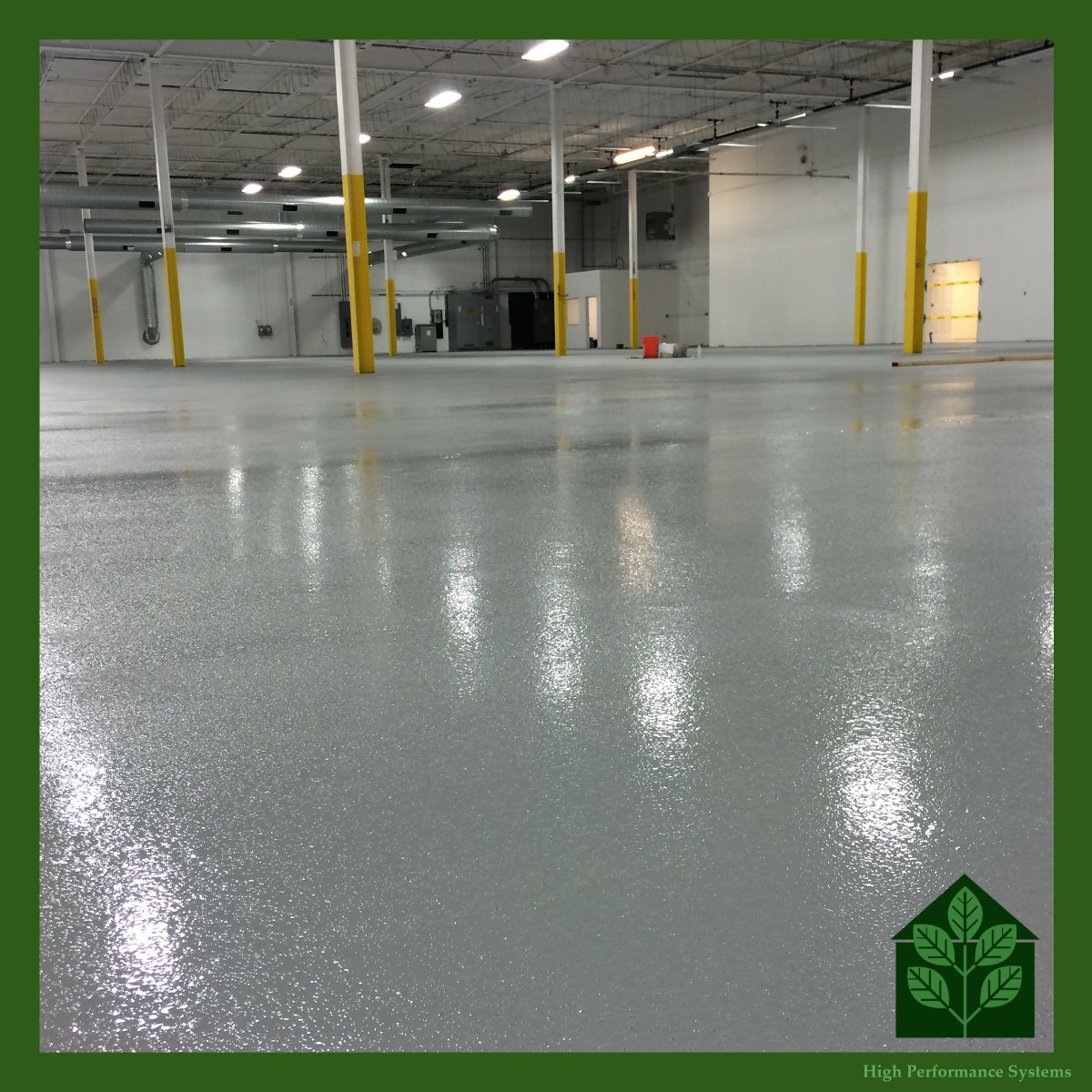 #Warehouses can be challenging environments, with forklifts, pallet jacks and personnel moving around.👷‍♂️Our team works closely with the warehouse management to understand their specific needs and tailor the #epoxyflooring design accordingly highperformancesystems.com/industrial-epo… #warehousefloor