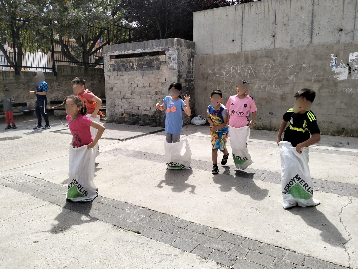 Ayer desde el área de #EF celebramos el día del juego en la calle. Durante  toda la mañana todas las clases fueron saliendo al corredor verde para  disfrutar de diferentes juegos. Aprendemos