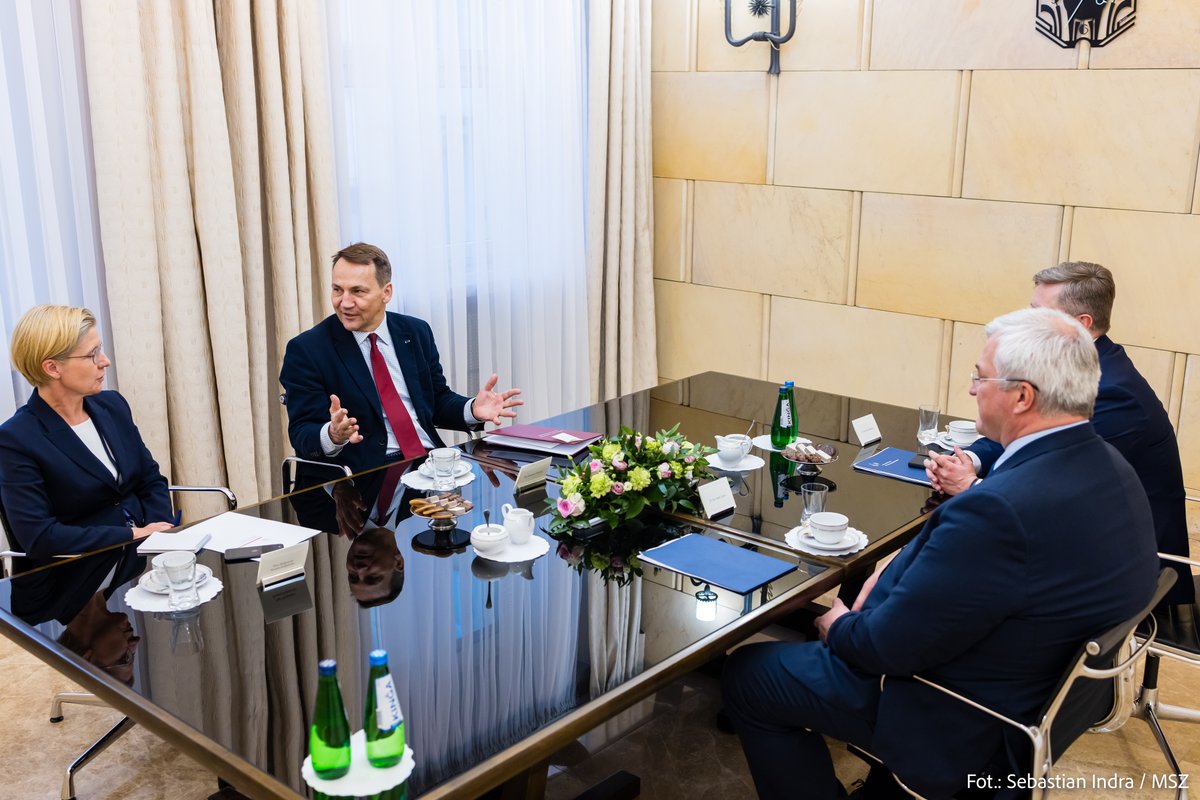 FM @sikorskiradek met with the First Deputy Foreign Minister of Ukraine 🇺🇦 @andrii_sybiha. The topics of discussion included the upcoming peace summit in Switzerland, 🇵🇱 support for fighting Ukraine and the prospects of its accession to the European Union 🇪🇺.