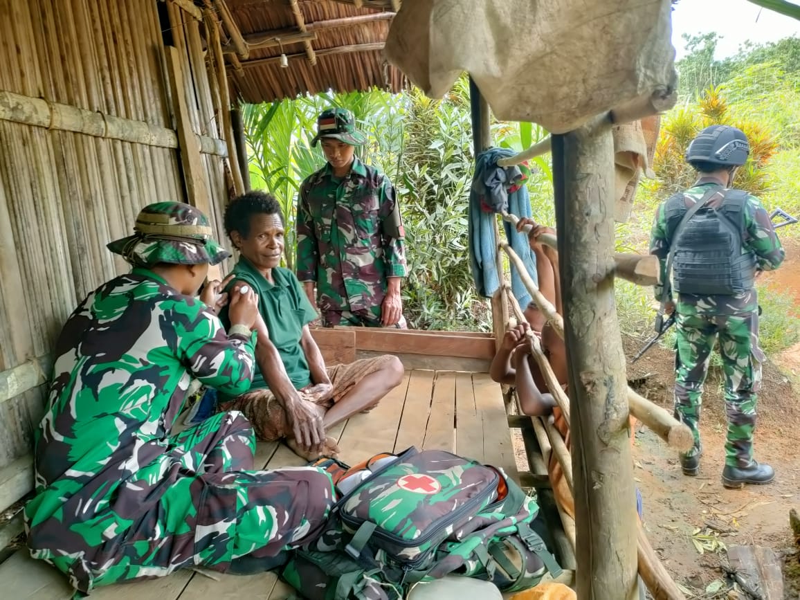 Wujud kepedulian terhadap masyarakat, Tim Kesehatan TNI dari Satgas Pamtas RI-PNG Yonif 111/KB melalui Binter Kitorang Basudara berikan pengobatan gratis kepada warga kampung Tembutka, Distrik Ninati Kabupaten Boven Digoel Papua Selatan. #tniprima