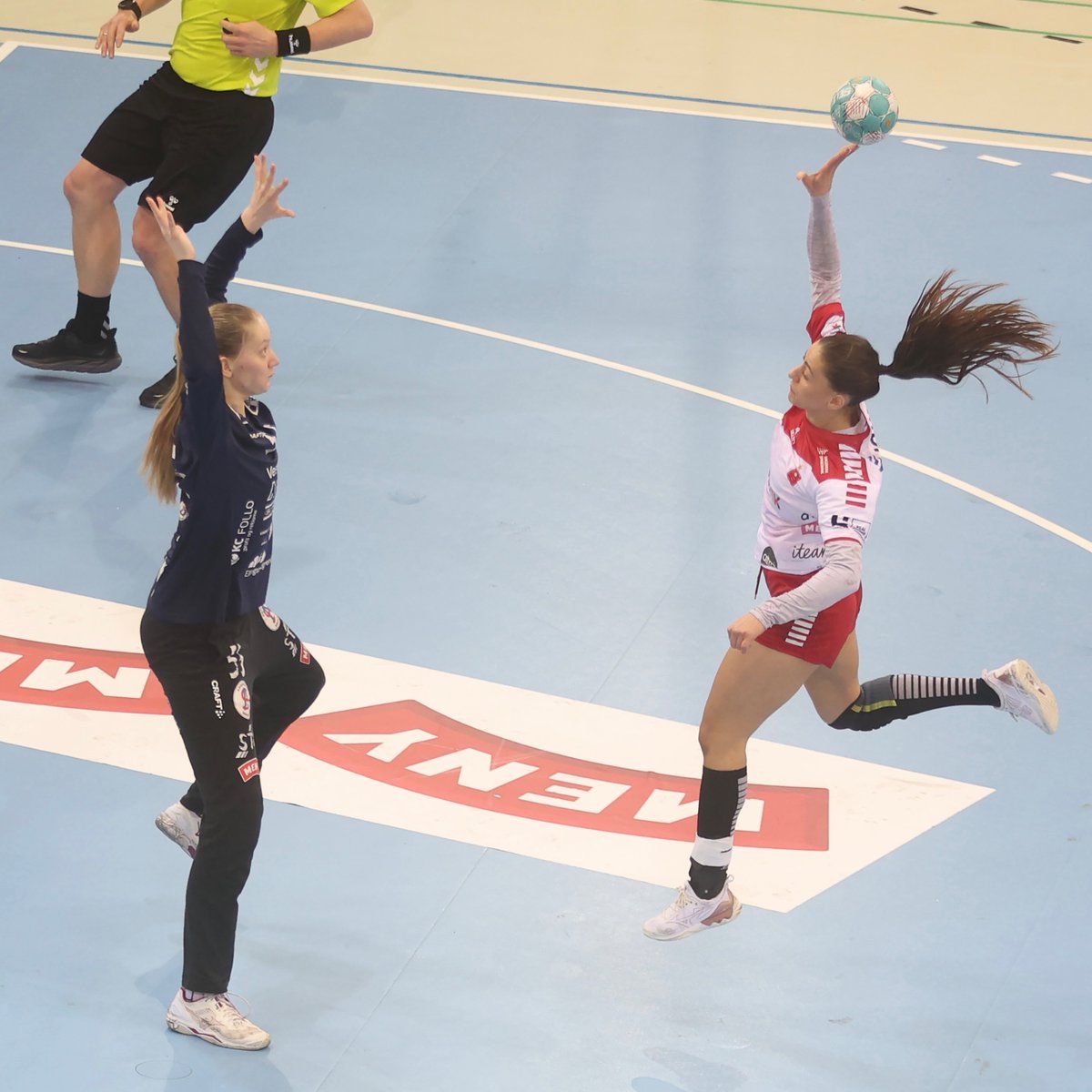 Polina Gencheva scoret fire mål i første semifinale i sluttspillet og passerte dermed totalt 100 
scoringer i Larvik-trøya. Larvik møter Vipers i Jotron Arena 14. mai kl. 18.15. 
Billetter:
larvikhk.ticketco.events

#vierlarvik #håndballerbestihall #larvikstats