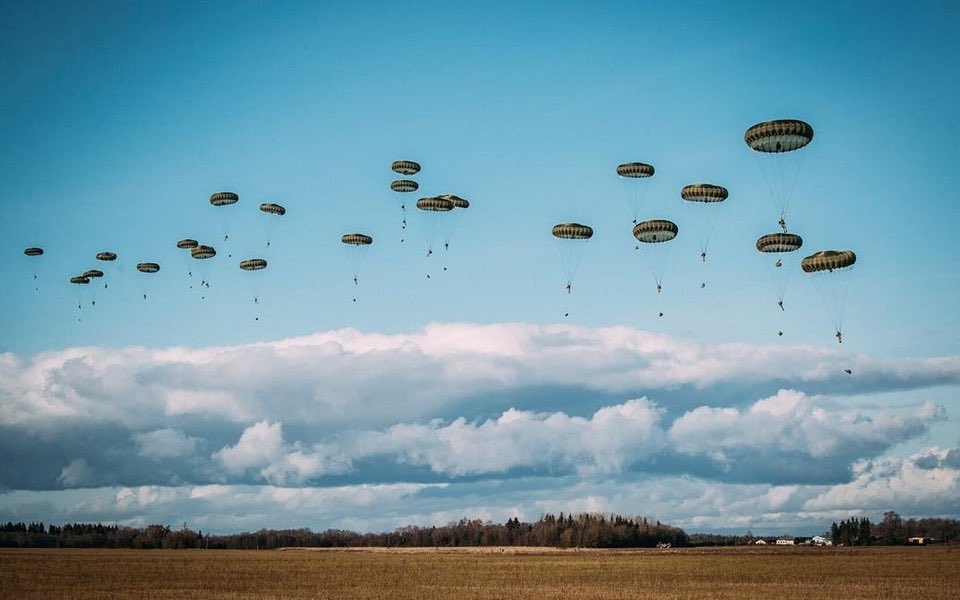 Exercise SWIFT RESPONSE 24 is in full swing! 🪂 2,000 paratroopers from 🇫🇷🇩🇪🇪🇸🇺🇸🇳🇱 are filling the skies over #Romania. This exercise showcases rapid response capability & interoperability, underscoring a commitment to collective defense.